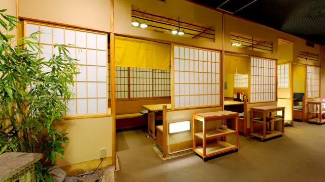 京懐石やしゃぶしゃぶ、活魚料理などが楽しめる和食処「月亭」