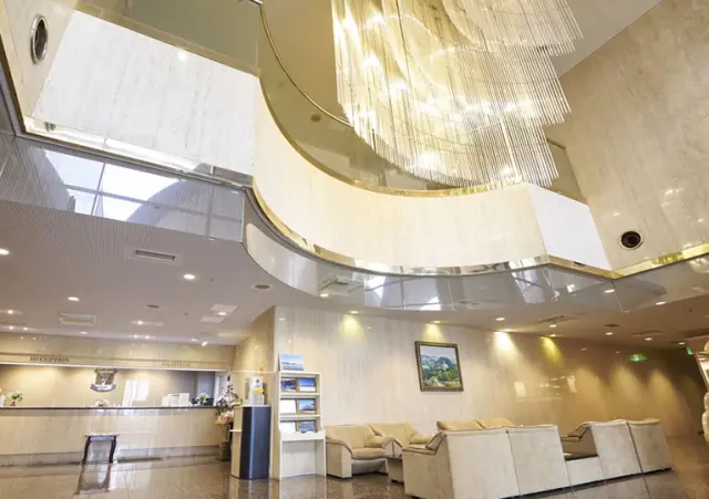 明るい光が差し込む開放感たっぷりのロビー