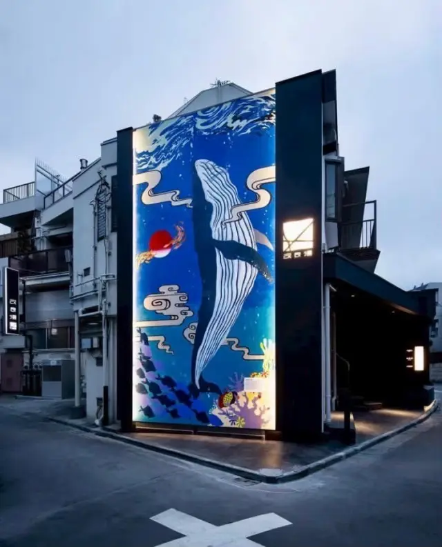 大きく描かれた壁画が印象的な外観