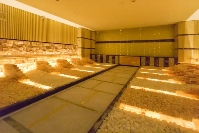 ヒマラヤ山脈から採取した約4億年前の天然岩塩を使用した岩塩浴室「ご塩」