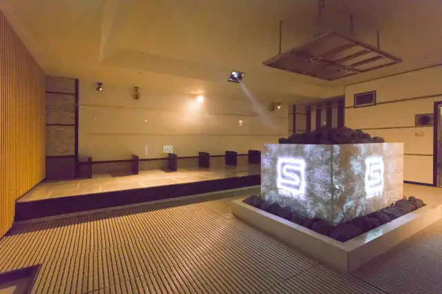 アロマを含んだ蒸気でリラックス効果も期待できるロウリュ高温浴室「杜の琴岩」