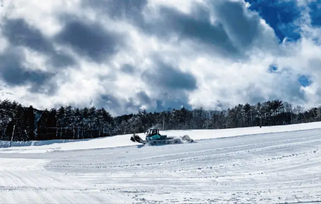 家族スキーにぴったりの超ワイドコース「プラッツ前ゲレンデハウス」