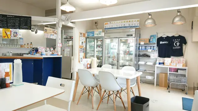 マリンリゾートの雰囲気漂う店内