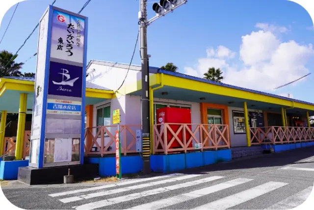 海を望むテラス席も