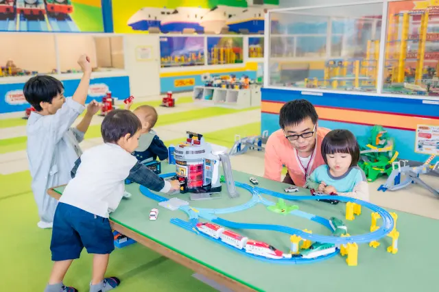 自由にレールを組んでトミカを走らせることができる「トミカ・プラレールランド」