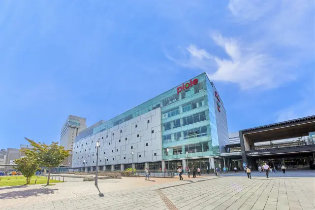 JR「姫路」駅に隣接する大型商業複合施設。
