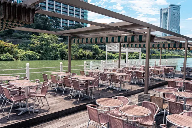 デッキサイドでは軽食やカフェ＆バーの利用ができる