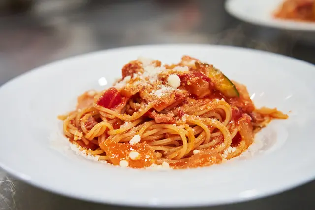 レストランサイドでは本格的なイタリア料理を提供