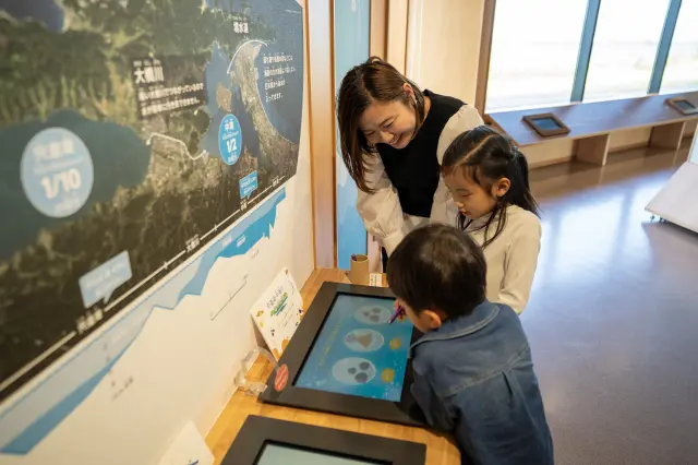 子どもが楽しみながら自然について学べるハンズオン展示も充実している