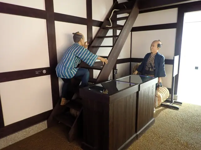 資料や模型でシロヘビについて紹介