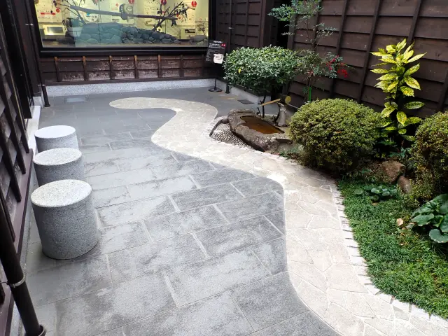 シロヘビをモチーフとした中庭