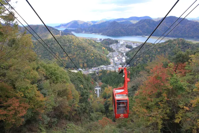 城崎の温泉街や周囲の山々を望む山頂ならではの雄大な景色