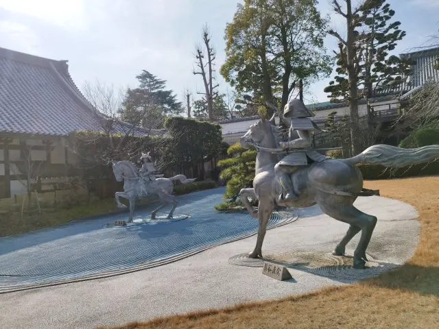 『平家物語』にも登場する場面を再現した「源平の庭」