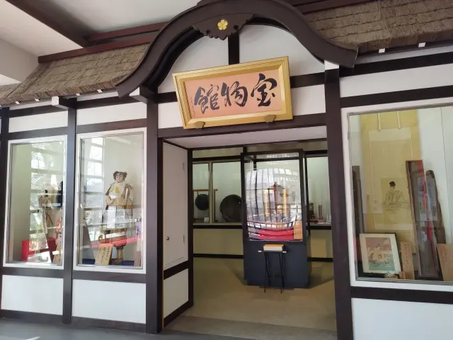 源平ゆかりの品などを展示する宝物館