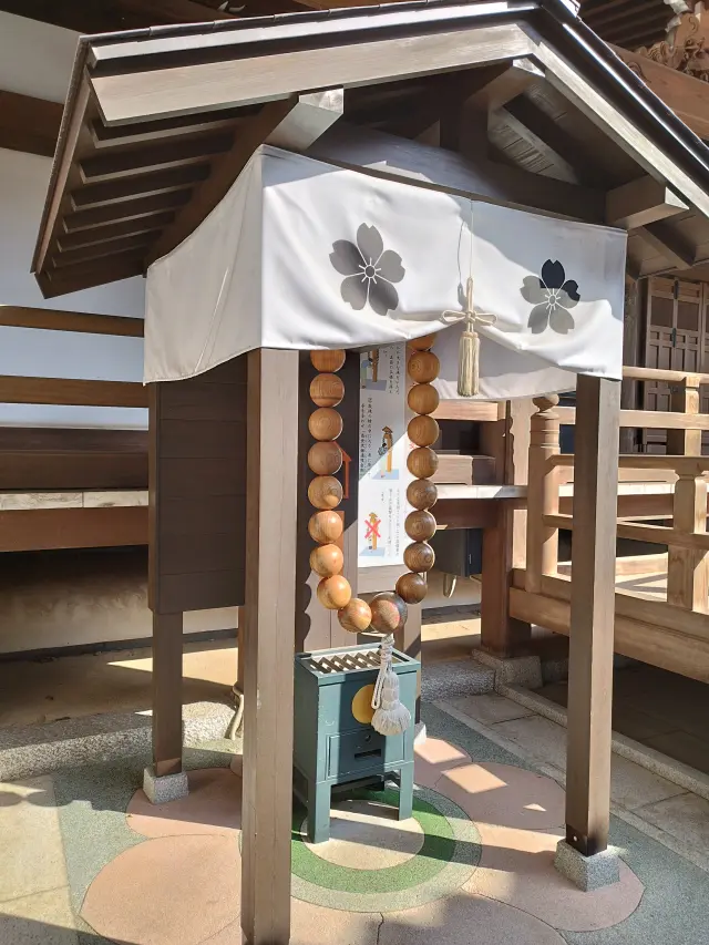 「結縁数珠」は二人がかりでやっと持ち上げられる大きさ