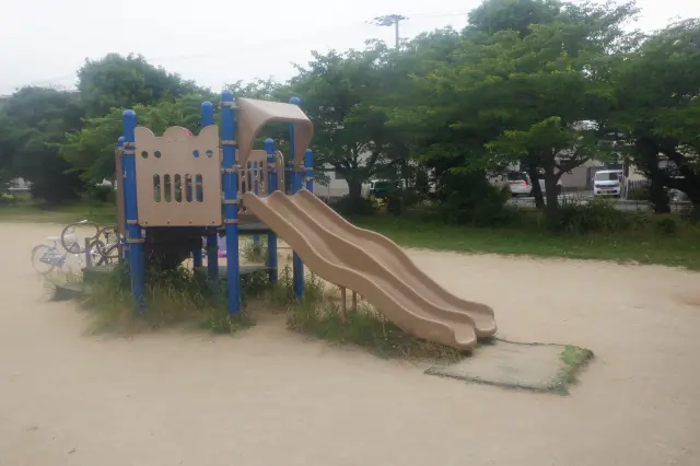 園内には遊具やベンチ、広場などが点在