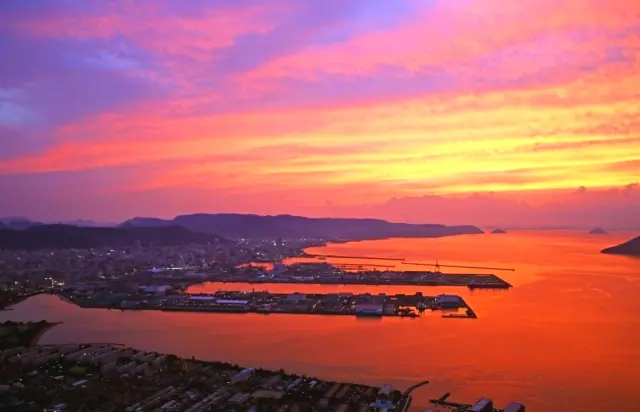 「日本の夕陽百選」にも選ばれているサンセットは必見