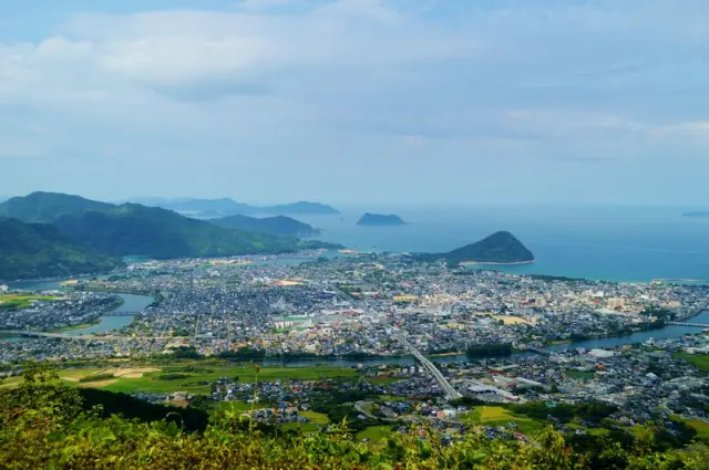 日本海に突き出た円錐状の山