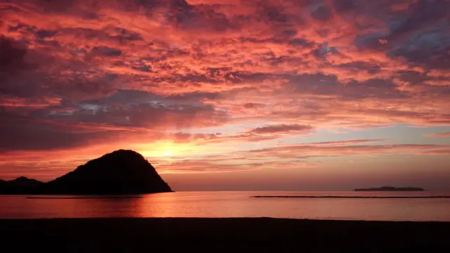 水平線に夕日が沈む夕景もおすすめ