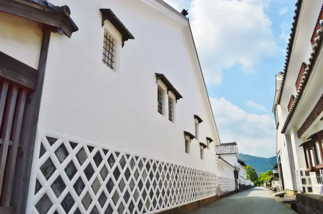 白い土塀となまこ壁が続く