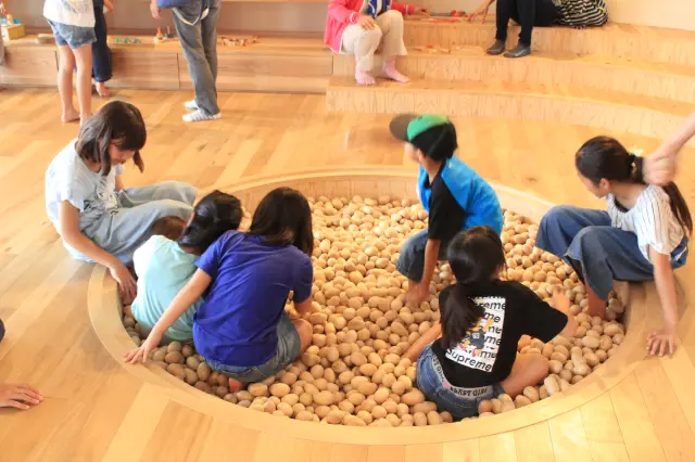 「木のたまごプール」は大人も楽しむことができる