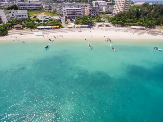 海辺に多くの人が集まり賑わう