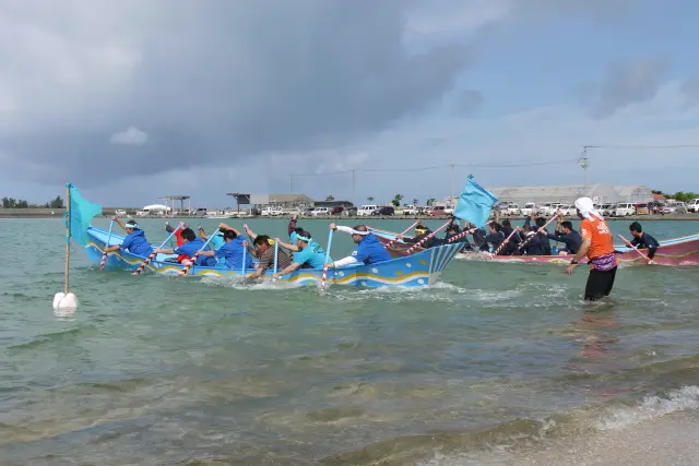 大漁旗を掲げた漁船のパレード「御願（うがん）ハーリー」