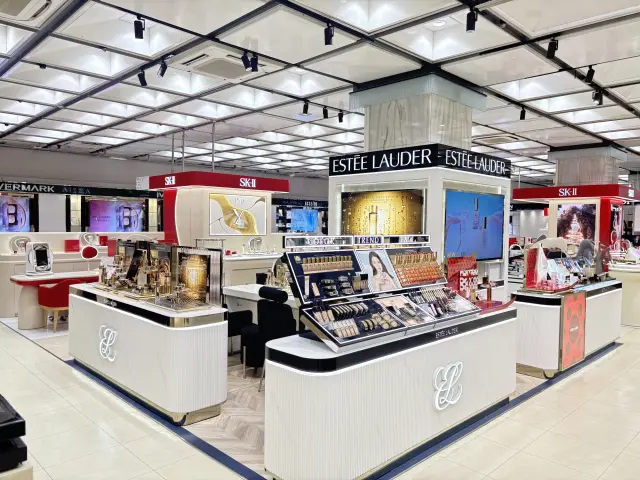 国産ブランドを中心に展開するコスメフロア