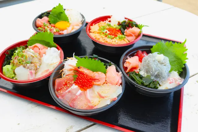 併設のレストランでは、旬の海鮮丼やしらす丼などを楽しめる