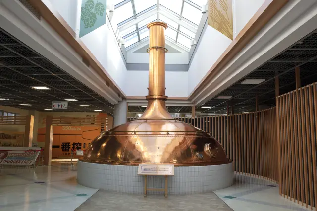 巨大な糖化釜の前で記念撮影ができる