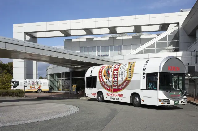 ラガービールのデザインがラッピングされた無料送迎バスあり