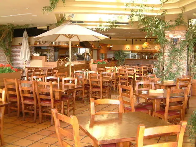 ウッドテイストの落ち着いた店内で、ゆったりとしたひと時を