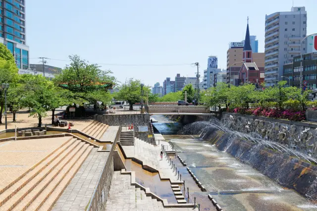 ベンチも点在し、散策途中のひと休みにもぴったり