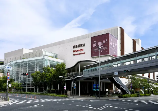 西宮北口駅とは連絡デッキで直結