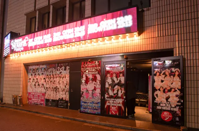 店外挂满表演者的照片