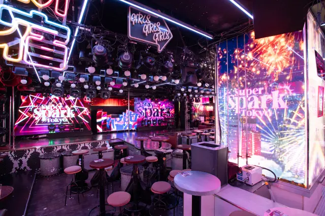 观众席与舞台距离极近