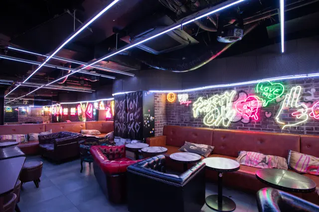 店内有可爱霓虹灯饰，非常吸睛