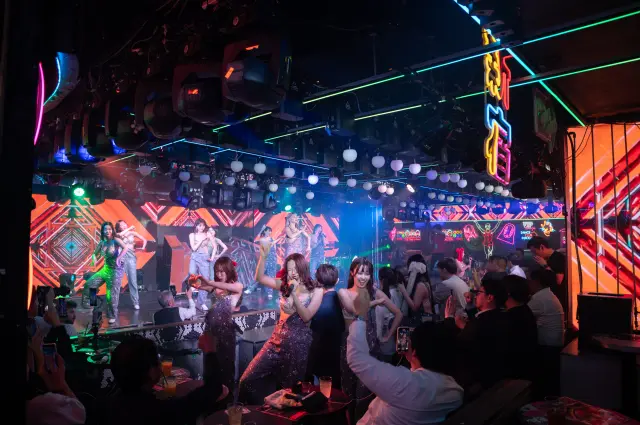 表演时舞者可能走下舞台与观众近距离互动