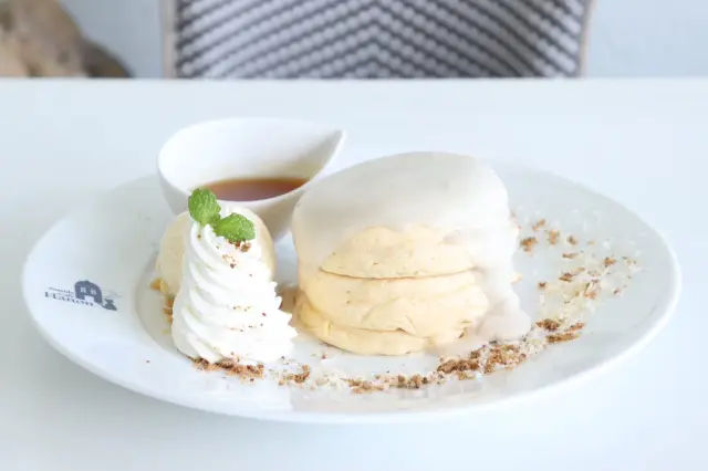 イチオシメニュー「黒糖ココナツパンケーキ」