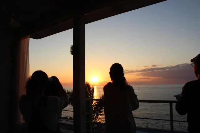青い空と海が徐々に暮れなずんでいくサンセットも美しい