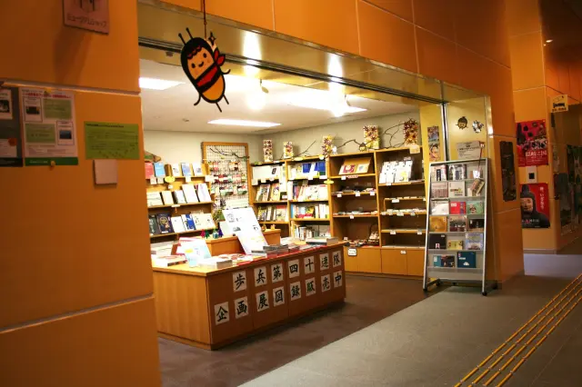 オリジナルグッズを扱うミュージアムショップ