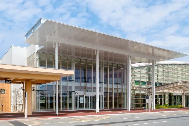 日本海に面した砂丘地帯に位置しする空港