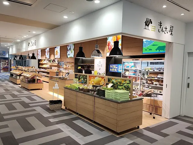 鳥取土産が並ぶショップもあり