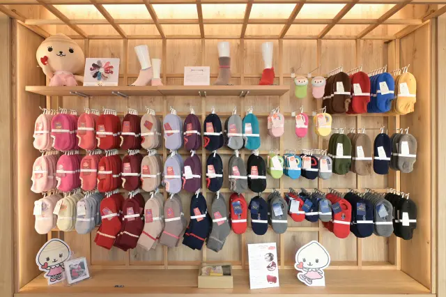 寬敞的陳列空間中擺滿各式各樣的襪子