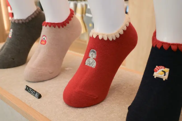 鎌倉限定設計的刺繡襪也相當受歡迎
