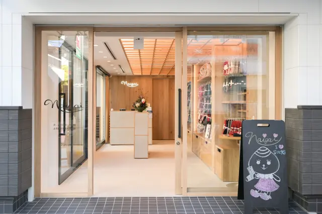 採用大量木格設計的店內寬敞明亮