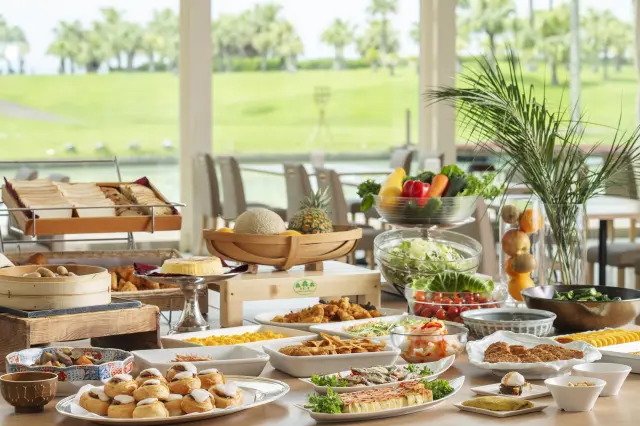 和洋中の多彩なメニューをブッフェスタイルで提供