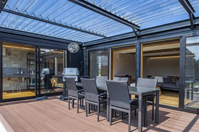 焚き火ができる屋外デッキ付き