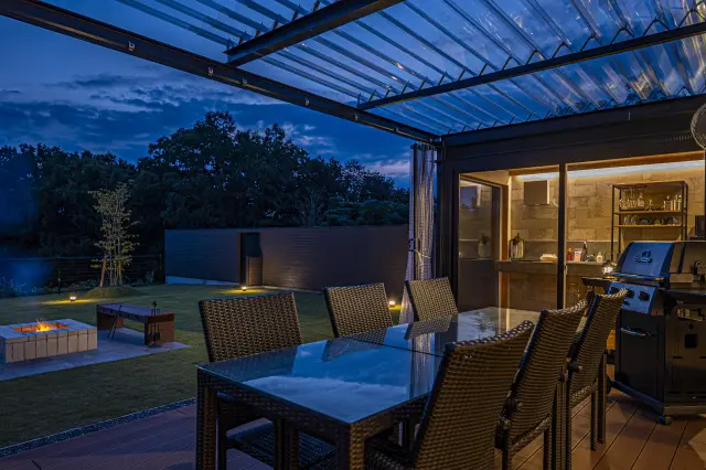 客室の前にプライベートガーデンが広がる