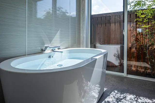 室内には浴室などの設備を完備